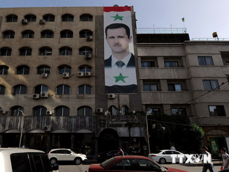 Chân dung Tổng thống Bashar Assad treo trên một tòa nhà ở thủ đô Damscus ngày 4/5.